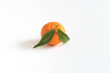 Beyaz arka planda bir mandalina ya da mandalina.