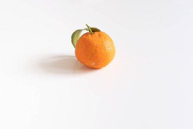 Beyaz arka planda bir mandalina ya da mandalina.