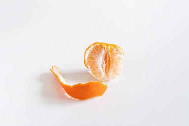 Beyaz arkaplanda soyulmuş mandalina veya mandalina.