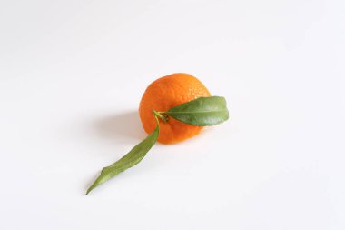 Beyaz arkaplanda Mandalina veya Mandalina.