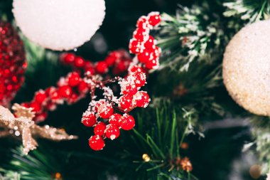 Noel ağacı süslemesi. Kırmızı yaban mersini Noel süslemesi.