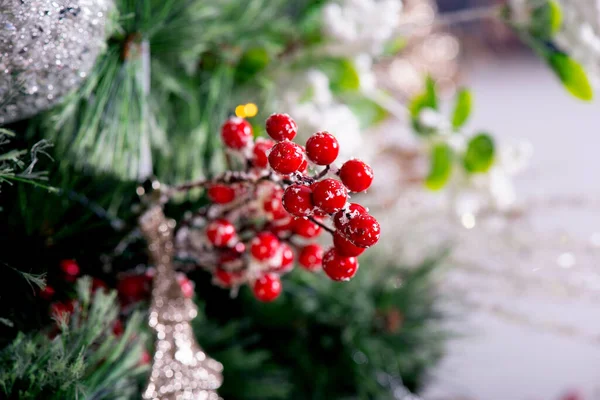 Christmas Tree Decoration. Red rowan berries Christmas decoration. — Stock Photo, Image