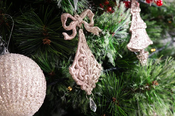 Brinquedo de Natal vintage com contas na decoração da árvore de Natal. Red Rowan bagas e pequeno brinquedo de árvore de Natal dourado. — Fotografia de Stock