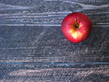 Elma suyu ve kırmızı elma ağacı arkaplanı