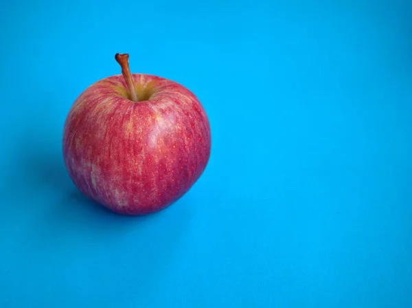 Jus Pomme Pomme Rouge Sur Fond Bleu — Photo