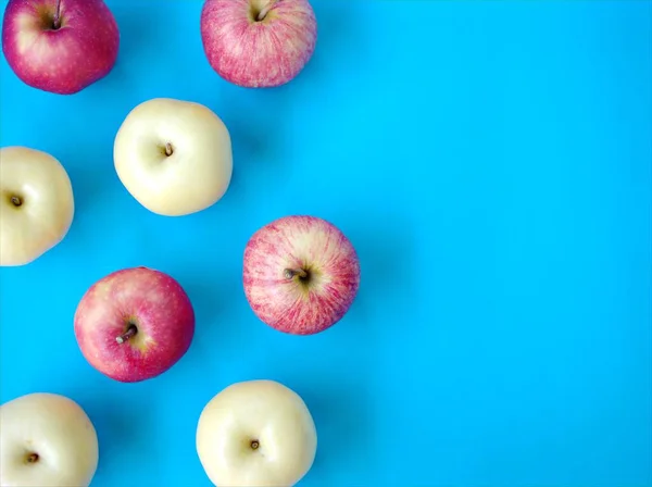 Sumo Maçã Frutas Vermelhas Maçã Fundo Azul — Fotografia de Stock