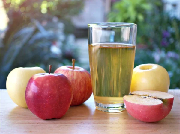 Zumo Manzana Fruta Roja Fondo Del Jardín — Foto de Stock