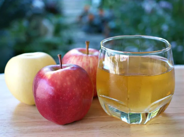 Jugo Manzana Fruta Roja Fondo Madera Jardín — Foto de Stock