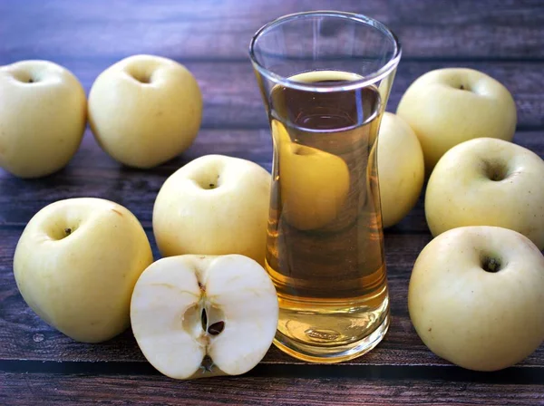 Zumo Manzana Manzanas Amarillas Fruta Sobre Fondo Madera Jardín — Foto de Stock