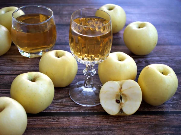 Zumo Manzana Manzanas Amarillas Fruta Sobre Fondo Madera Jardín — Foto de Stock