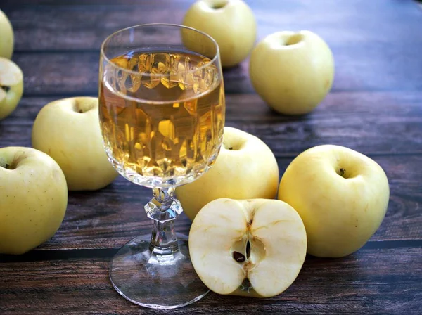 Zumo Manzana Manzanas Amarillas Fruta Sobre Fondo Madera Jardín — Foto de Stock