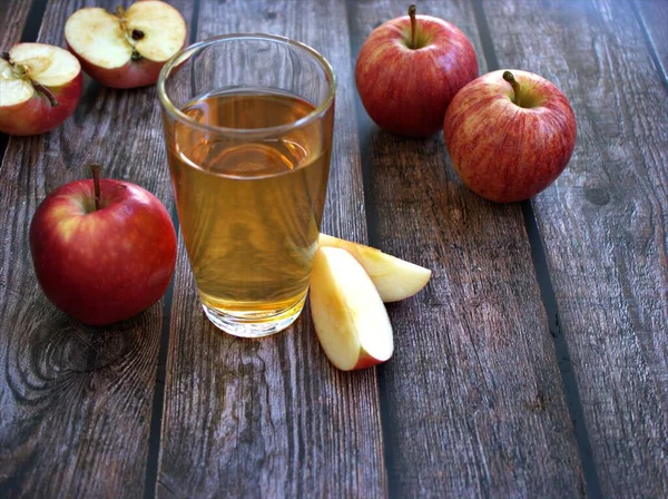 Apfelsaft Und Rote Apfelfrüchte Hölzernen Hintergrund Garten — Stockfoto