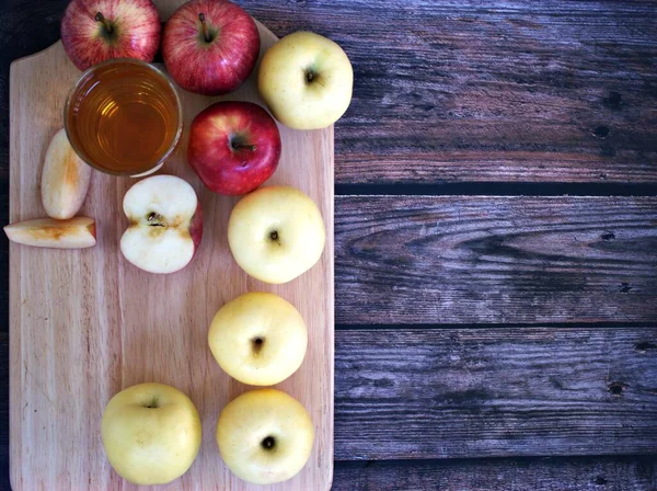 Jugo Manzana Fruta Roja Fondo Madera Jardín — Foto de Stock