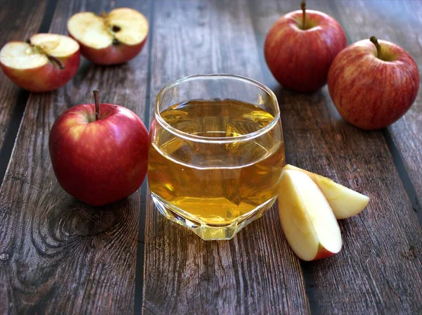 Jugo Manzana Fruta Roja Fondo Madera Jardín — Foto de Stock