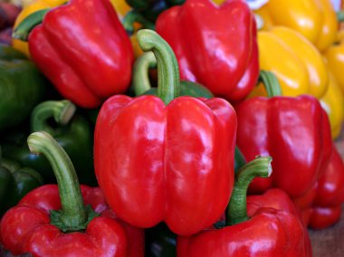 Biberler taze, sebzeler biber, kırmızı tatlı biber, arka planda makro görüntü olan aile yadigarı tohumlar.