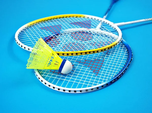 Raquete Badminton Com Vaivém Penas Nylon Conjunto Isolado Fundo Azul — Fotografia de Stock