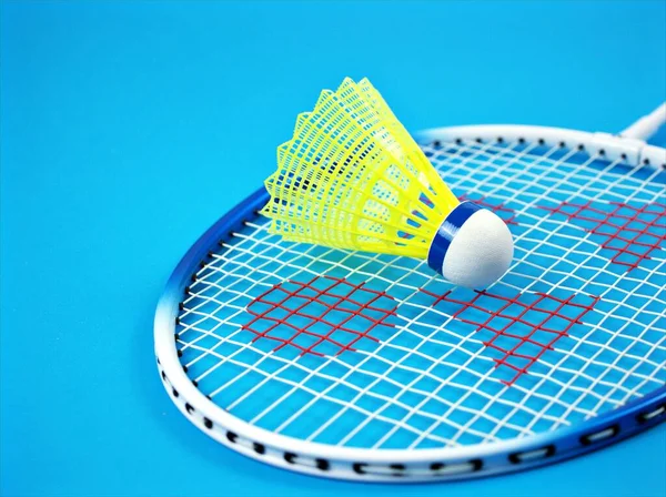 Badmintonschläger Mit Federball Aus Nylon Isoliert Auf Blauem Hintergrund Gelbe — Stockfoto