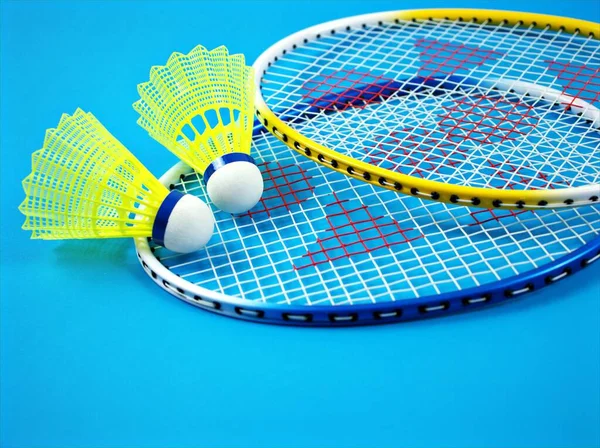 Badminton Racket Nylon Feather Shuttlecock Set Isolated Blue Background Yellow — Stock Photo, Image