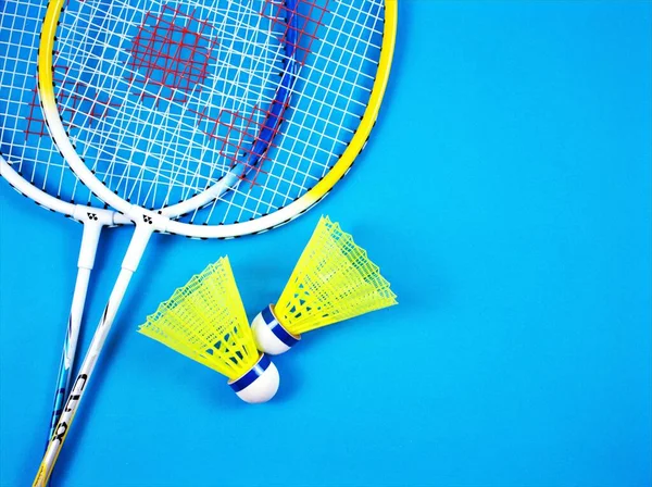 Badminton Racket Nylon Feather Shuttlecock Set Isolated Blue Background Yellow — Stock Photo, Image