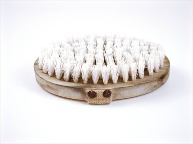 Beyaz arkaplanda izole edilmiş eski fırça, kullanılan fırça