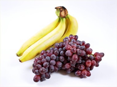 Üzüm meyveleri ve muz beyaz arkaplanda izole edilmiş