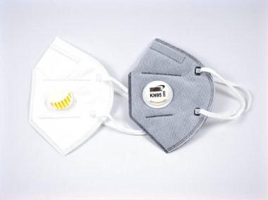 Kirlilik maskesi N95 beyaz arka planda izole, corona virüsü, covid 19