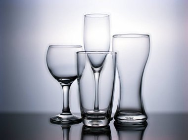 Siyah ve beyaz arkaplanda izole edilmiş boş su bardağı 