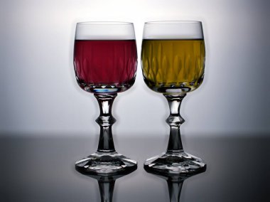 Siyah beyaz görüntüde izole edilmiş bir bardak şarap, koyu arka planda dolu bir bardak, farklı bardaklar.