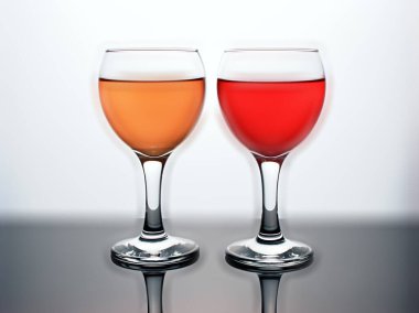 Siyah beyaz görüntüde izole edilmiş bir bardak şarap, koyu arka planda dolu bir bardak, farklı bardaklar.