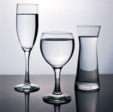 Arka plan için siyah beyaz görüntüde izole edilmiş bir bardak su, bir bardak şarap, yemek takımı.