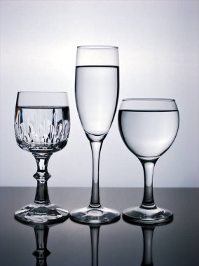 Arka plan için siyah beyaz görüntüde izole edilmiş bir bardak su, bir bardak şarap, yemek takımı.