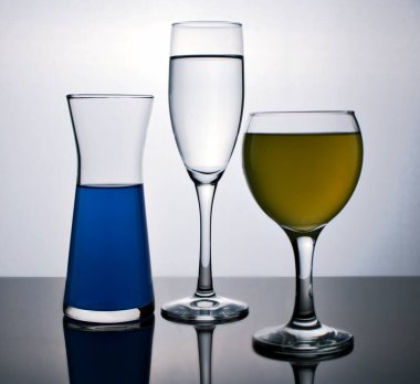 Siyah beyaz görüntüde izole edilmiş bir bardak şarap, koyu arka planda dolu bir bardak, farklı bardaklar.