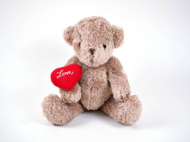 Oyuncak ayı beyaz arka planda izole edilmiş, mutlu sevgililer günü, tatlı kalp