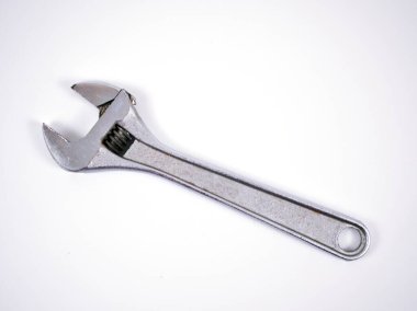 Ayarlanabilir İngiliz anahtarı beyaz arkaplanda izole edildi