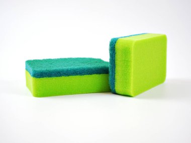 Beyaz arkaplanda izole edilmiş temizlik için sünger köpüğü