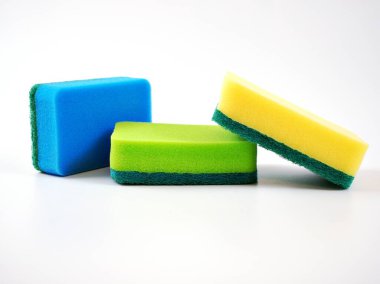 Beyaz arkaplanda izole edilmiş temizlik için sünger köpüğü