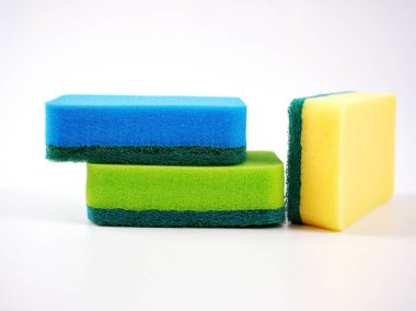 Beyaz arkaplanda izole edilmiş temizlik için sünger köpüğü
