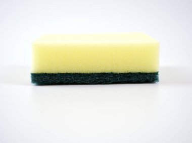 Beyaz arkaplanda izole edilmiş temizlik için sünger köpüğü