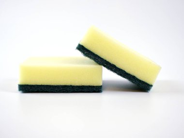 Beyaz arkaplanda izole edilmiş temizlik için sünger köpüğü