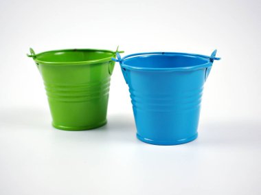 Boş kova, yeşil ve mavi beyaz arkaplanda izole edilmiş