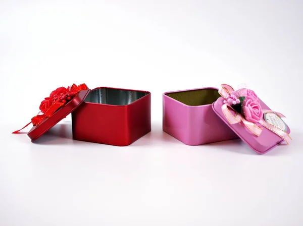 Κουτί Δώρου Μεταλλικό Ανοιχτό Άδειο Κόκκινο Και Ροζ Κορδέλα Απομονωμένη — Φωτογραφία Αρχείου