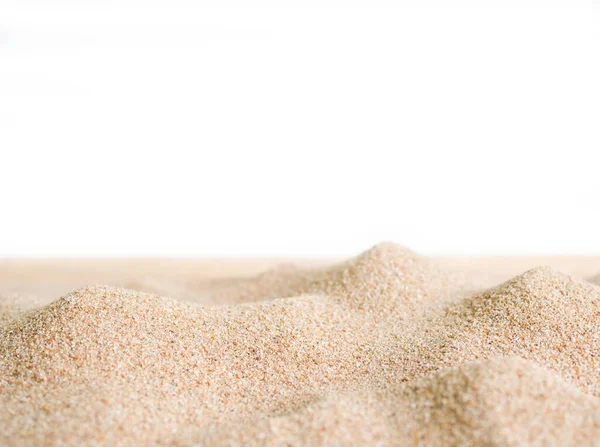 Kum çöl yığını beyaz arka planda izole edilmiş. Tatilde ya da çevre korumasında deniz ya da seyahat yazları hakkında makaleler içerir..