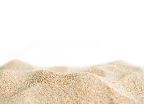 Kum çöl yığını beyaz arka planda izole edilmiş. Tatilde ya da çevre korumasında deniz ya da seyahat yazları hakkında makaleler içerir..