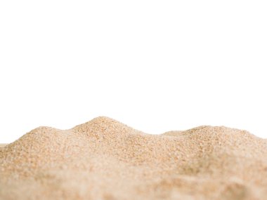 Kum çöl yığını beyaz arka planda izole edilmiş. Tatilde ya da çevre korumasında deniz ya da seyahat yazları hakkında makaleler içerir..