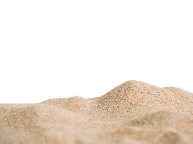 Kum çöl yığını beyaz arka planda izole edilmiş. Tatilde ya da çevre korumasında deniz ya da seyahat yazları hakkında makaleler içerir..