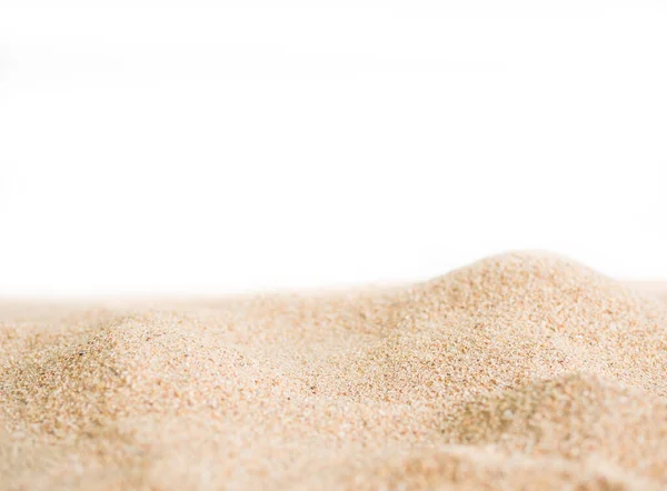 Kum çöl yığını beyaz arka planda izole edilmiş. Tatilde ya da çevre korumasında deniz ya da seyahat yazları hakkında makaleler içerir..