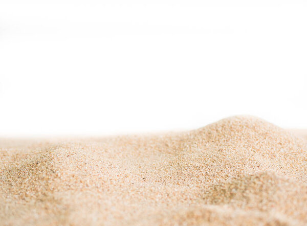 Песчаная куча пустыни изолированы на белом фоне. за статьи о море или путешествиях летом в отпуске или защите окружающей среды.