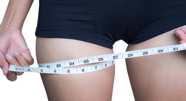 Elinde bacağının ölçüsünü tutan kadın kilo verme maddesi ya da diyeti için beyaz arka planda izole edilmiş. Düzgün kız konsepti..