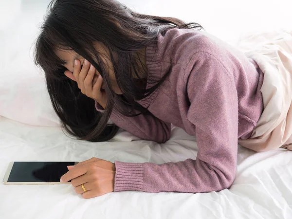 Невдаха Заміжня Дівчина Лежить Ліжку Плаче Приймаючи Телефон Своїм Чоловіком — стокове фото