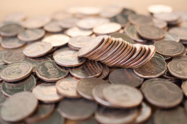 Gelecek planı 2021 yıllık konsept için para biriktirmek. Bozuk para arkaplanı bulanık.